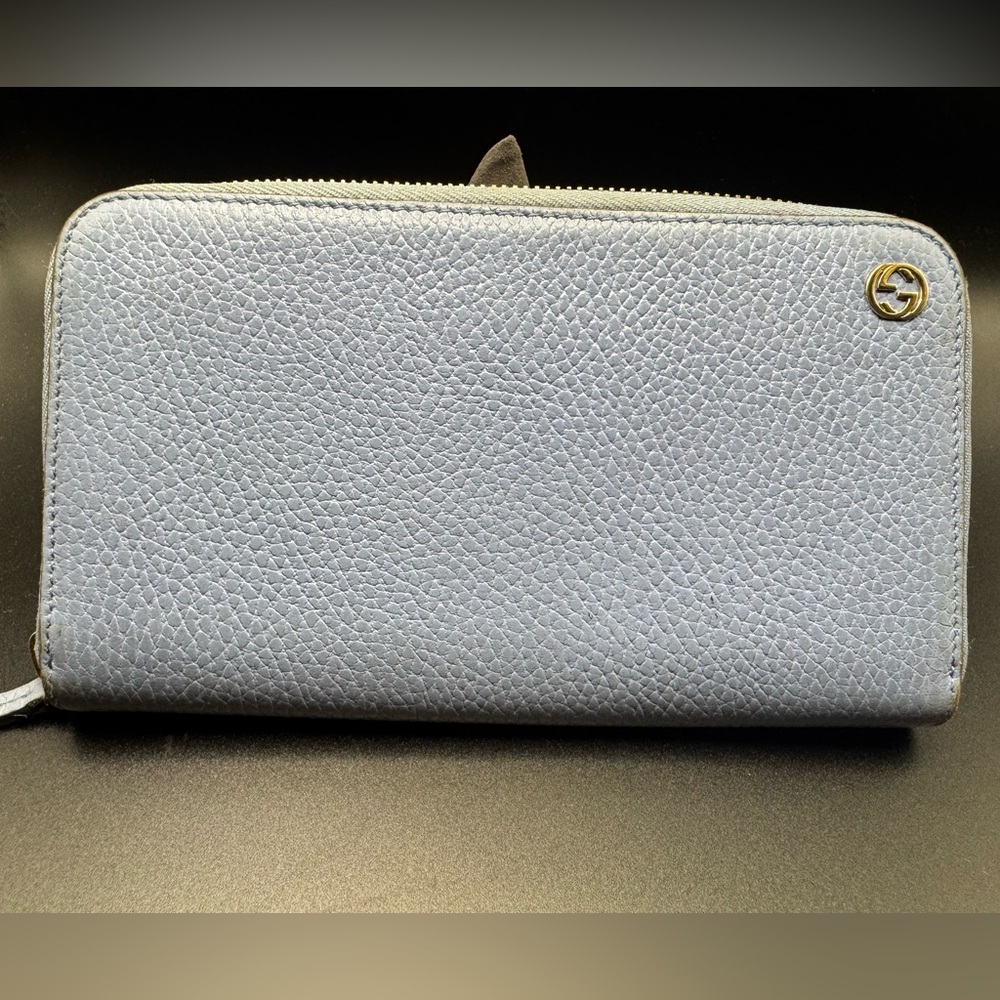 Pre-Loved Gucci Textured Periwinkle Zippy Wallet with Gold Accent